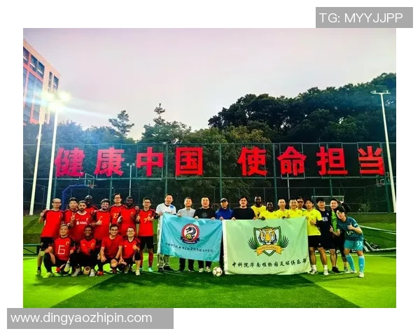 足球明星艺术品展现球场魅力与创意结合的独特商品体验