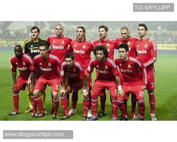 足球明星背景板图片欣赏与解析展现球场魅力与运动精神 足球明星背景板图片欣赏与解析展现球场魅力与运动精神