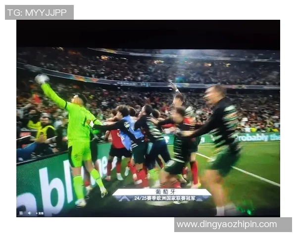 当足球明星意外现身街头引发粉丝狂欢和媒体热议的瞬间 当足球明星意外现身街头引发粉丝狂欢和媒体热议的瞬间